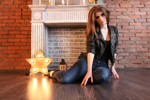 Siyah deri ceket katta oturan poz kız