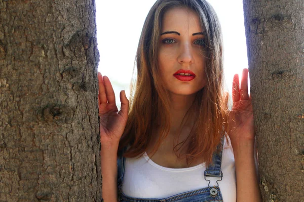 Tulum kadında ağaç gövdeleri arasında duruyor