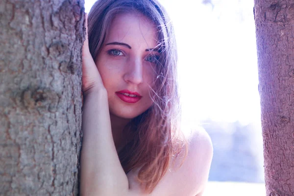 Tulum kadında ağaç gövdeleri arasında duruyor