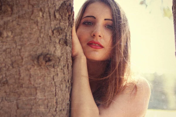 Tulum kadında ağaç gövdeleri arasında duruyor