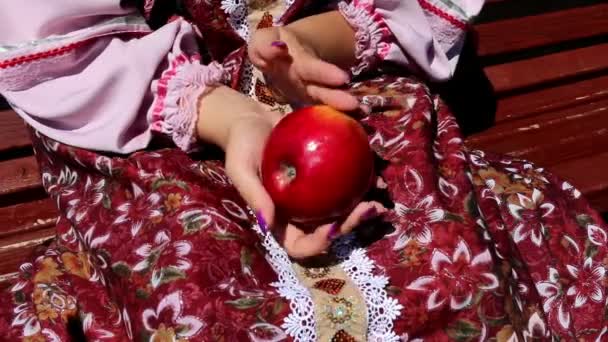 Pommes, mains des femmes et robe — Video