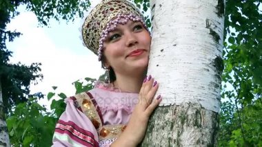 Halk içinde Rus kız kostüm hayalleri ile huş ağacı