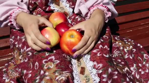Яблоки, женские руки, и платье — стоковое видео