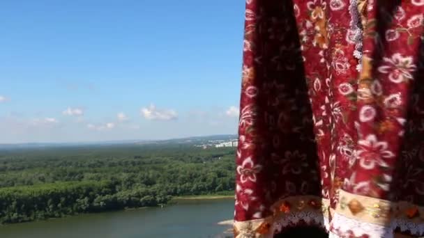 Rüzgarda çırpınan elbise — Stok video