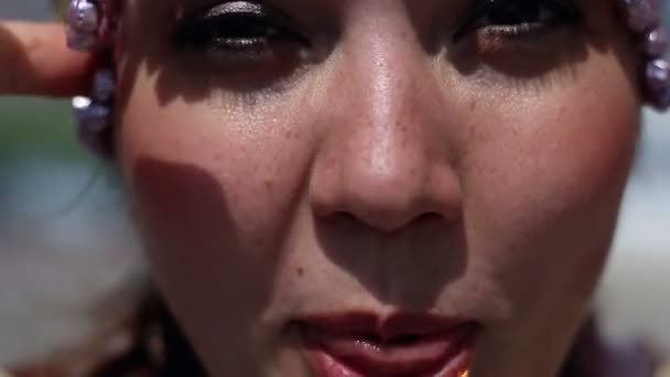 여자 바위와 미소, 혀와 치아, 근접 보여주는 — 비디오