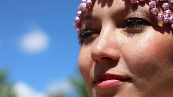 Un visage de fille avec des perles sur la tête, gros plan — Video