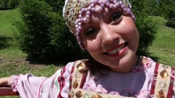 Ragazza in costume mostra facce divertenti — Video Stock