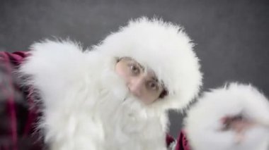 Neşeli Noel Baba siyah arka plan üzerinde dans