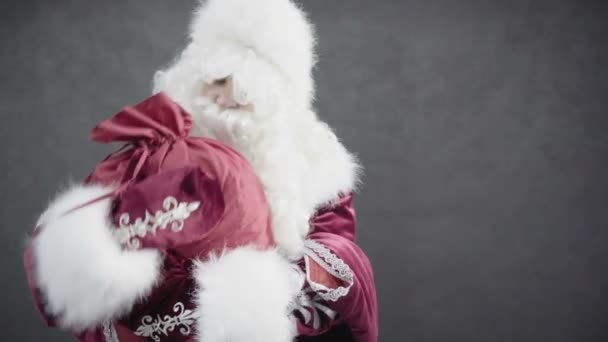 Papá Noel no quería dar una bolsa con regalos — Vídeo de stock