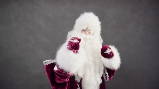 Santa Claus staat in een gevechten pose-klaar om te vechten — Stockvideo