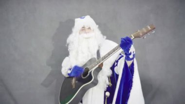 Noel Baba mavi elbiseli gitar çalıyor
