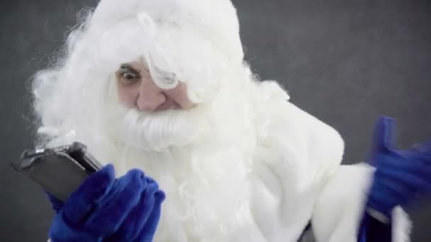 Санта Клаус нервничает и кричит по телефону — стоковое видео