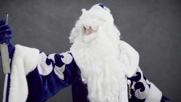 Santa maakt selfi op smartphone — Stockvideo