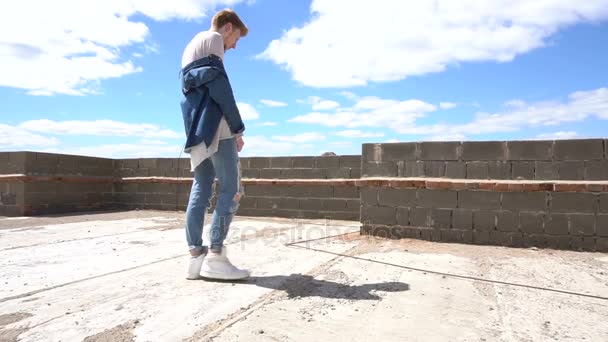 Νεαρός κοκκινομάλλα περπατήματος στη στέγη απολαμβάνουν την ελευθερία — Αρχείο Βίντεο