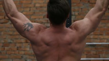 güçlü sporcu Tepegöz barbell basınla yapıyor.