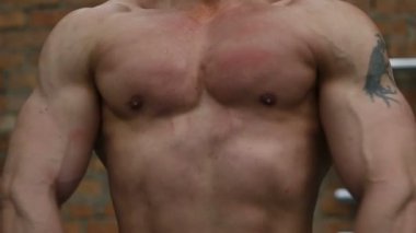 genç adamın kaslı ve seksi gövde