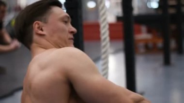 Kettlebell ile egzersiz yaparak genç atlet