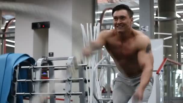 Чоловік робить вправи на мотузці в спортзалі — стокове відео