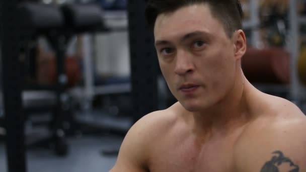 Retrato de un hombre musculoso sin camisa en el gimnasio — Vídeo de stock