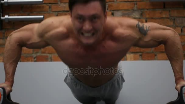 Bodybuilder doet push-ups in de fitnessclub — Stockvideo