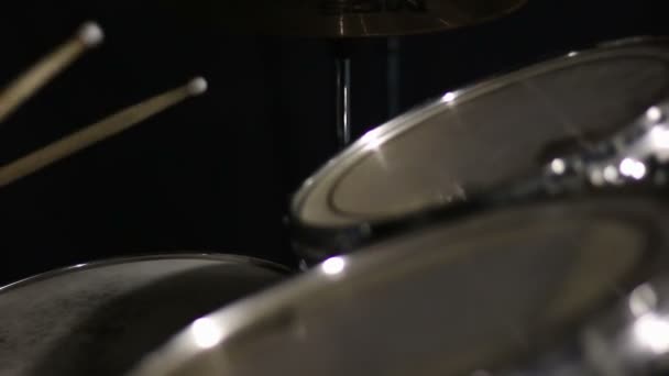 Drummer spelen op de drumkit. — Stockvideo