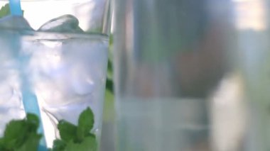 Maden suyu cam buz küpleri, nane, sokak gıda Festivali kireç ve limon dilimleri ile