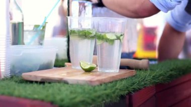 Barmen sokak gıda festivale üzerinde taze limonata yapmak