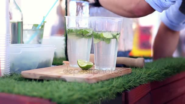Barman fazendo limonada fresca no festival de comida de rua — Vídeo de Stock