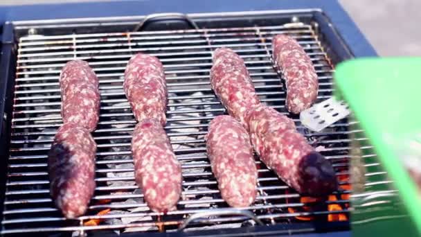 Cocinar deliciosos filetes de carne jugosa en la parrilla en el fuego — Vídeos de Stock