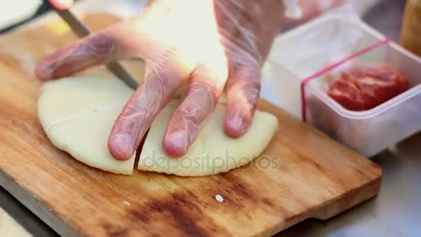 Главный повар нарезает питу - арабский хлеб — стоковое видео