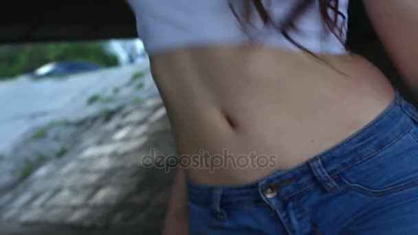 Sexy vrouw buikdansen. Schudden van de buik Closeup — Stockvideo