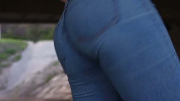 Sexy Woman Ass Dancing in jeans. Agitando Bundas Closeup — Vídeo de Stock