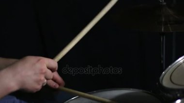 Davul seti oynamaya davulcu.