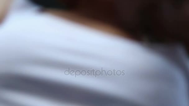 Jeune fille danse séduisante en transe 