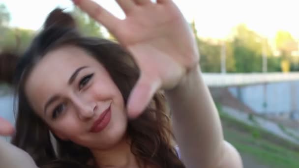 Portrait d'une fille sexy dansant dans la rue — Video