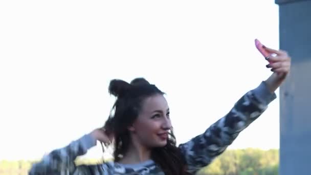 Fiatal csábító lány, hogy selfie neki a telefon — Stock videók