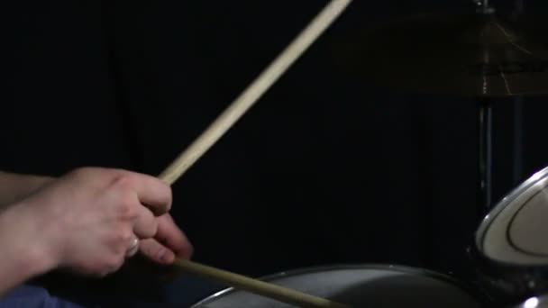 Bubeník hraje na bicí souprava. — Stock video
