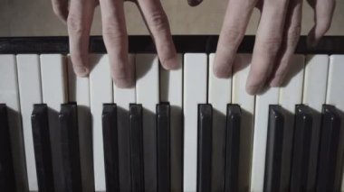 Müzik piyano, eller piyanist