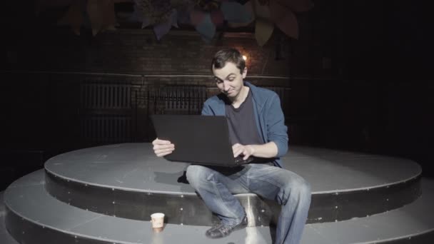 Homem adulto jovem trabalha para laptop — Vídeo de Stock