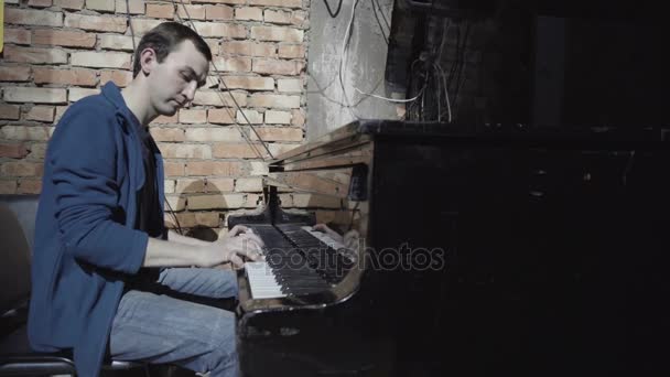 Pohledný muž hrající na piano — Stock video