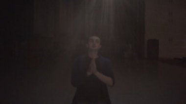 Genç adam dua, düşünceli kişi portre yüz meditasyon karanlığın içinde
