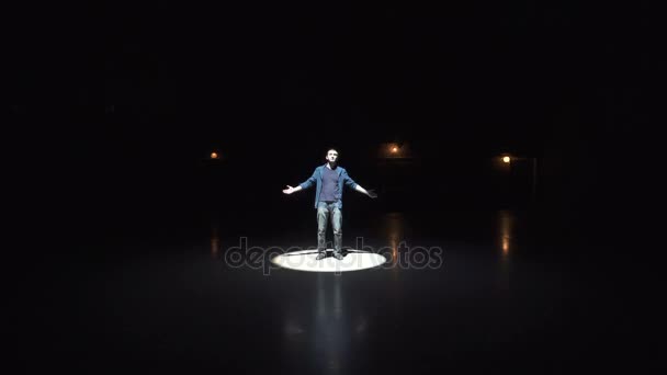 Mladý dospělý muž pózuje v bílém bleskové světlo paprsku — Stock video