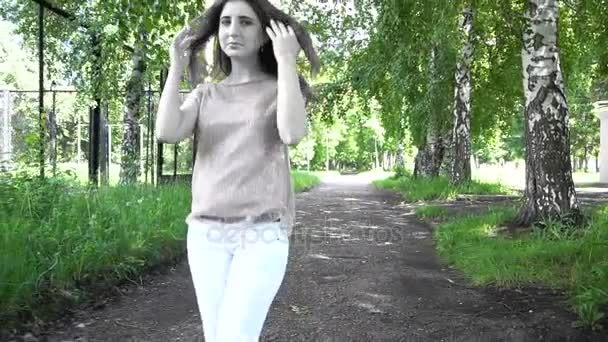 De geest van een vrouw die wandelen in het park — Stockvideo