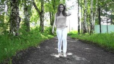 hayalet orman içinde genç bir kadın