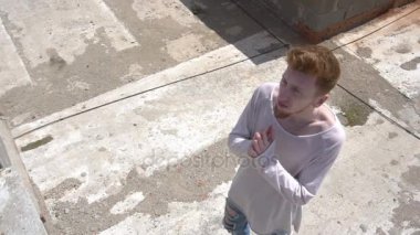 Şık çekici Kızıl saçlı adamın Üstten Görünüm