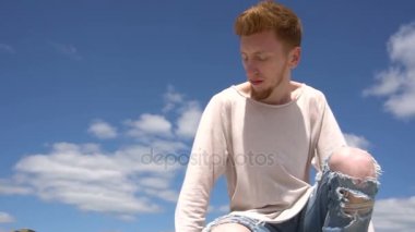 Genç kırmızı saçlı stilish biri mavi gökyüzü arka plan görüntüsünü Steadicam.