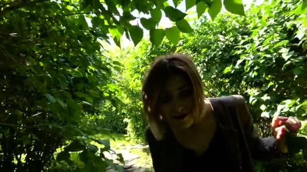 Vrouw wandelen door dichte bush — Stockvideo