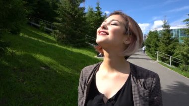 Güneşli bir gün genç güzel kadın sahiptir