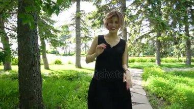 Parkta yürüyen genç kadın. İçinde rahat yürüyen kadın.