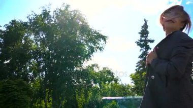 Genç kız hipster gökyüzü arka plan üzerinde güler